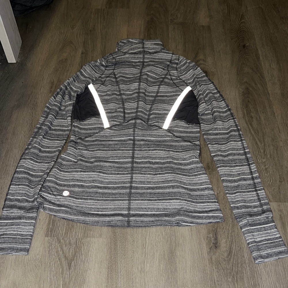 ❗️SOLD❗️Lululemon Womens size 6 Heathered Gray/White Striped Half Zip Sweatshirt - Picture 1 of 7